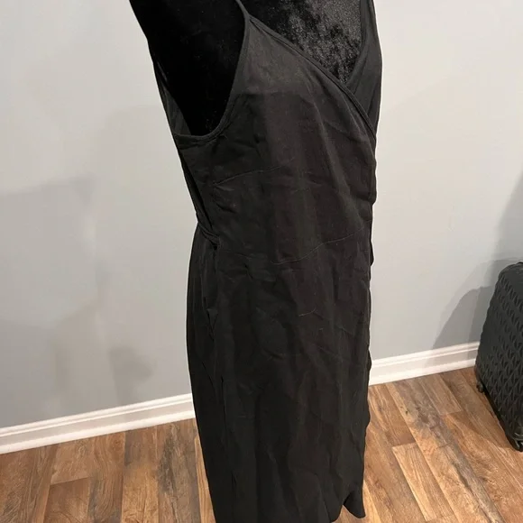 Black strap front wrap dress!🖤 - Picture 5 of 8